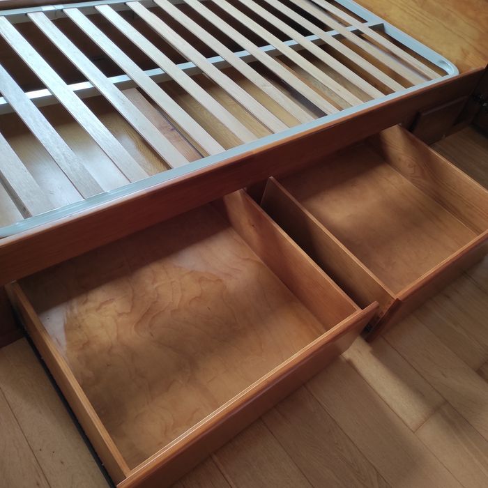 Cama solteiro em pinho mel com colchão