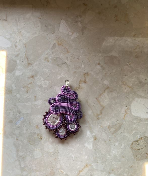 Wisior wisiorek sutasz fiolet ręcznie robiona biżuteria