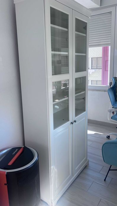 Vitrine / Estante IKEA LIATORP branca – portas de vidro – modelo descontinuado