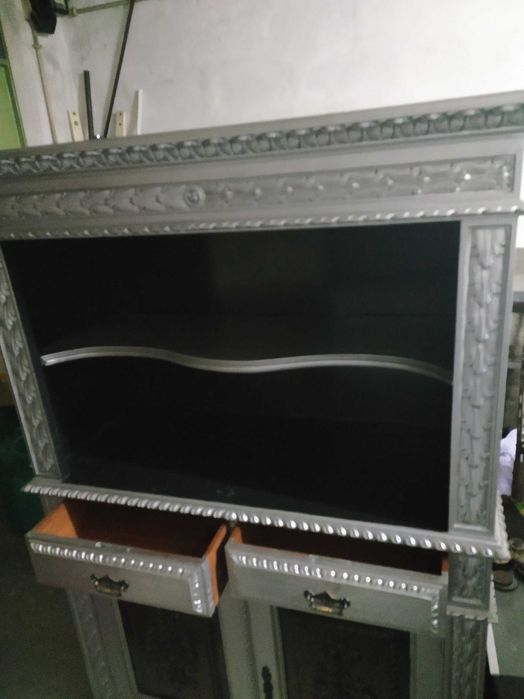 Móvel em madeira maciça pintado