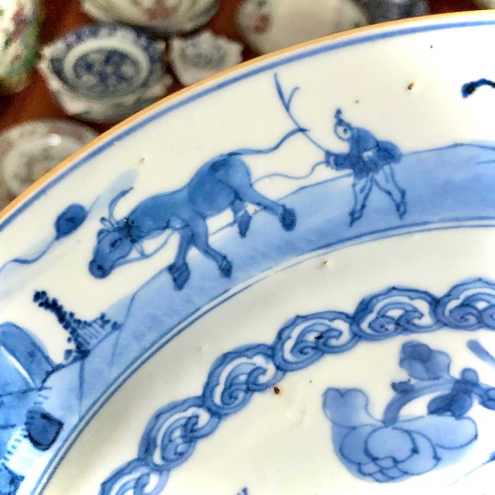 Prato de porcelana chinesa antiga, c. 1720, período Kangxi, com pavão