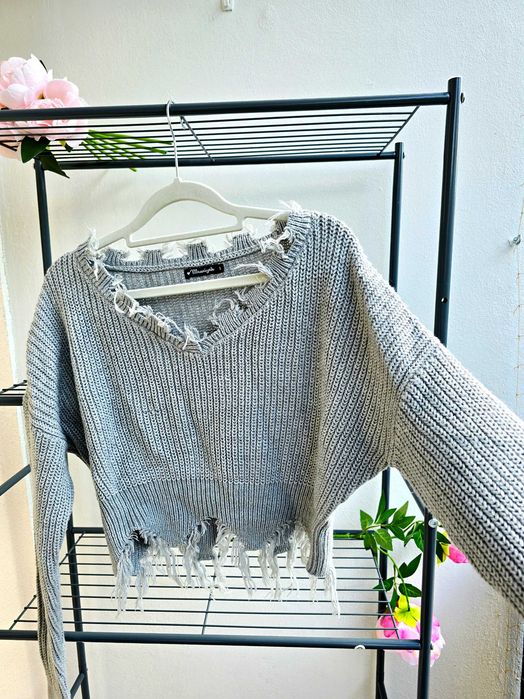 Sweter z przetarciami dziurkami postrzępionym dołem frędzle gładki