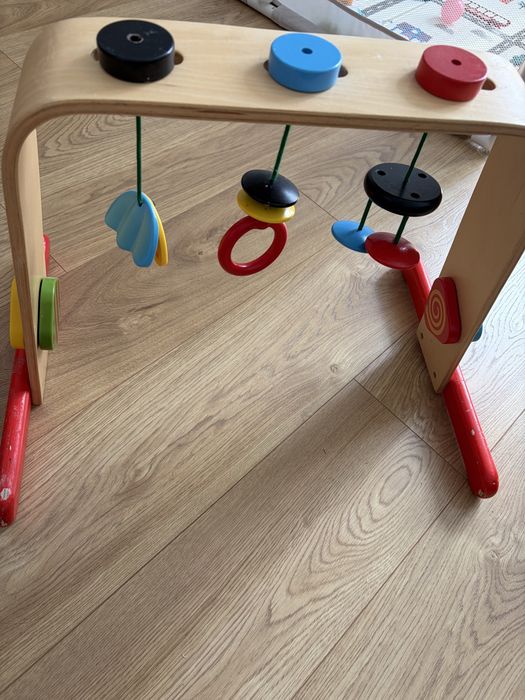 Baby gym IKEA drewniany stojak z zabawkami dla dzieci