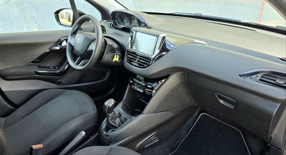 Peugeot 208 vermelho rubi