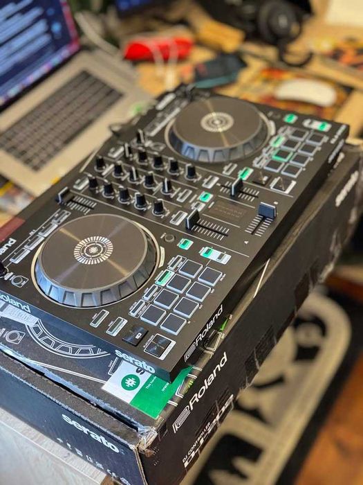 Roland DJ-202 - Controlador DJ de 2 Canais para Serato