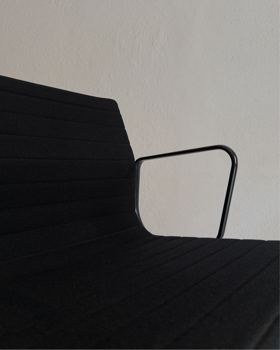 Cadeira Eames EA 108 Vitra