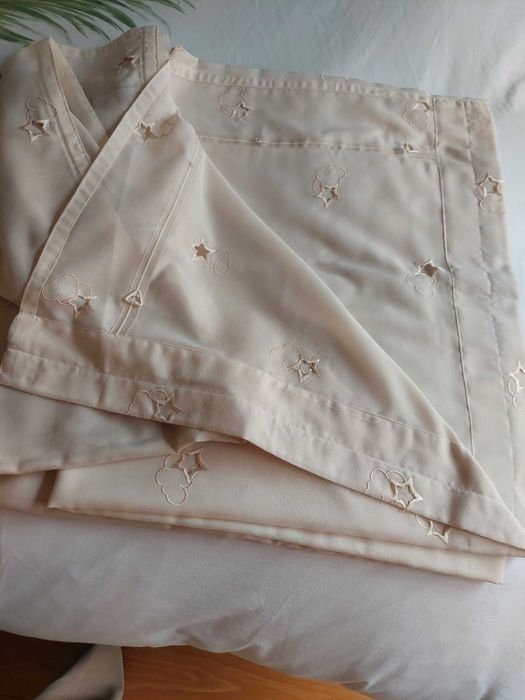 Cortina Quarto bebé  com pequenas estrelas recortadas, tom creme