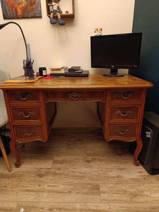 Biurko antyczne, zgrabne.