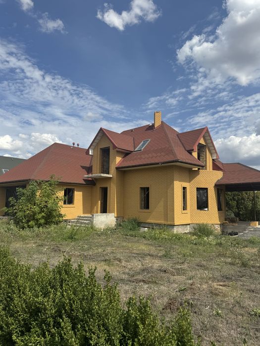 Цей заміський будинок  є ідеальним поєднанням простору, функціональності та затишку.