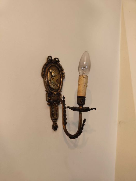 Mesas, espelhos e candeeiros de teto