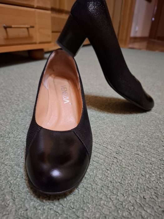 Czółenka na słupku Venezia,  skóra  37