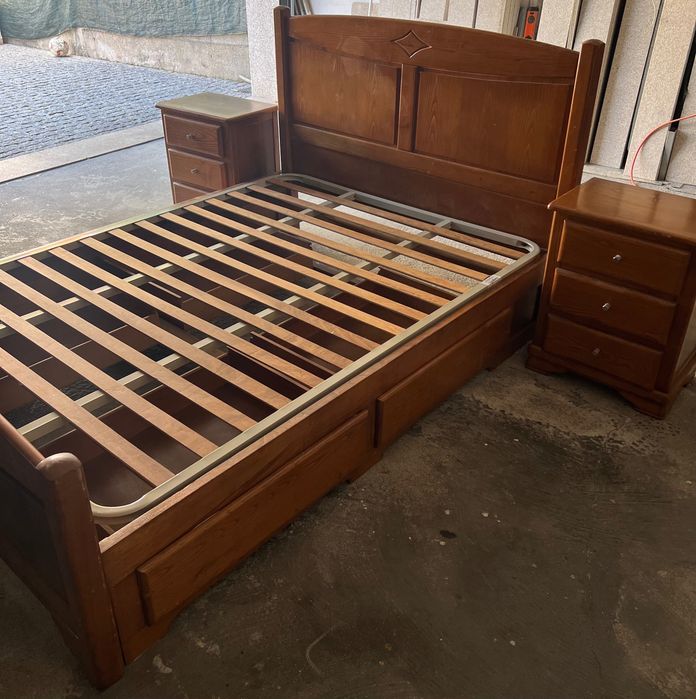 móveis de cama + móvel com espelho