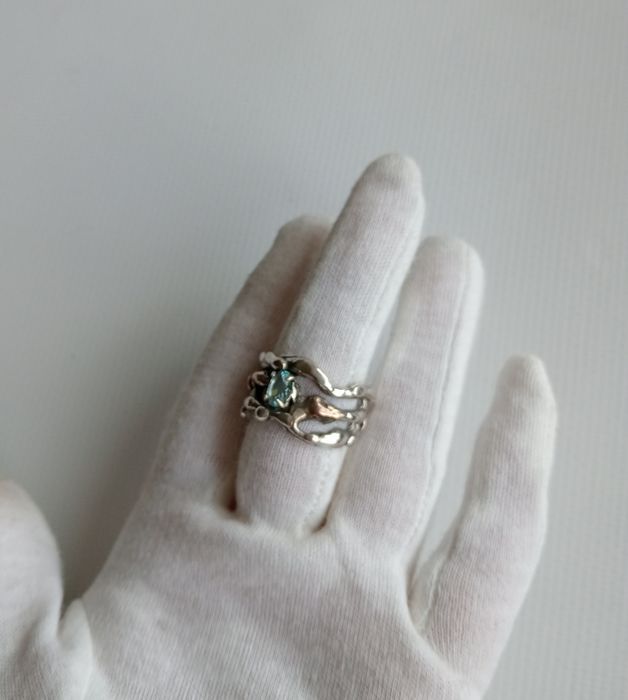 Унікальна срібна каблучка з блакитним топазом