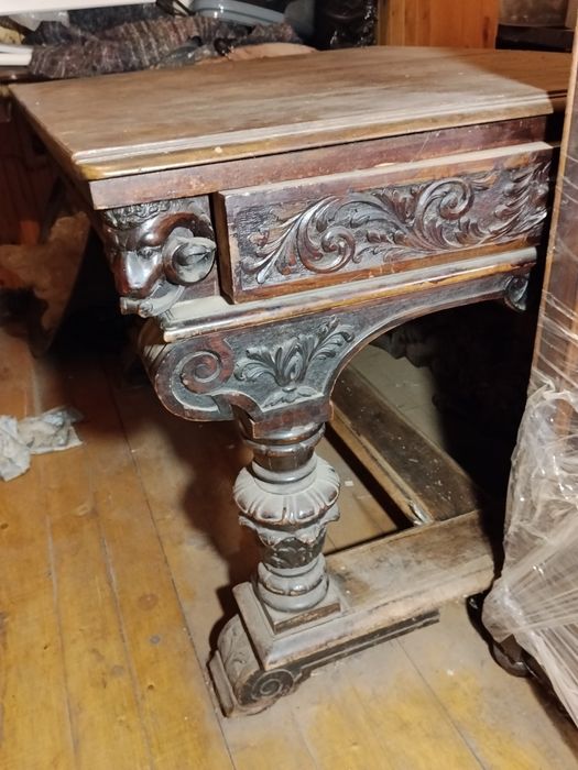 Старинный обеденный стол.