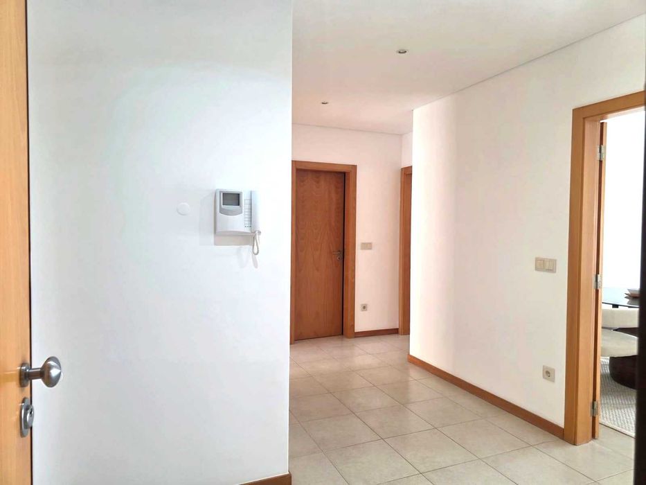 Apartamento T2 com Box e Varandas