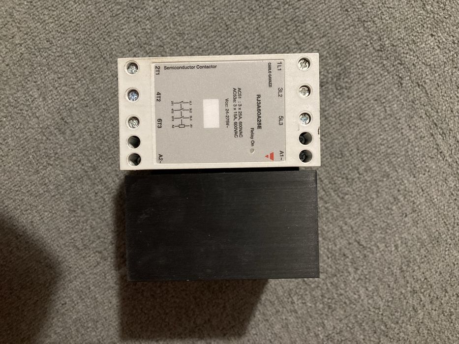 Твердотільний контактор Carlo Gavazzi RJ3A60A25E, 3×25A, новий