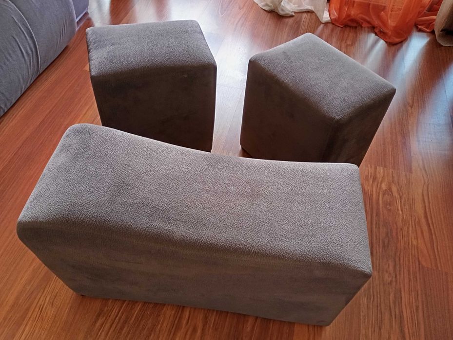 Sofá chaise long 3 lugares com puffs