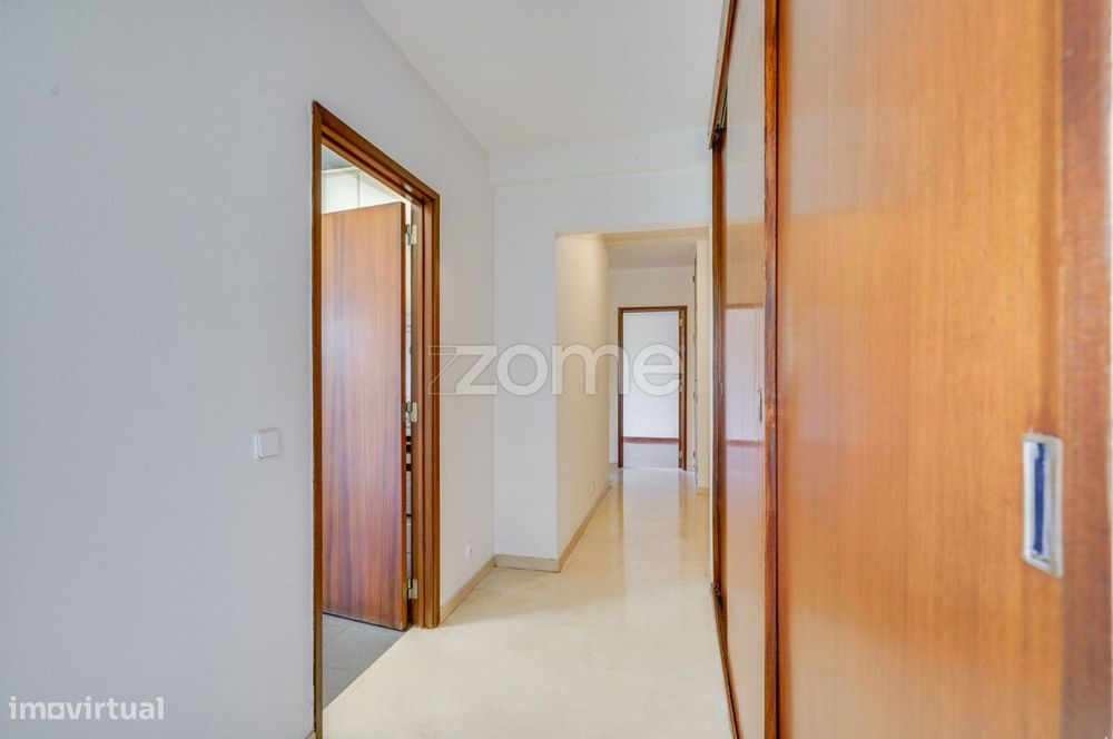 Apartamento T2 com Garagem para Arrendamento - Metro do Campo Grande