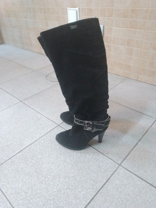 Botas pretas em camurça