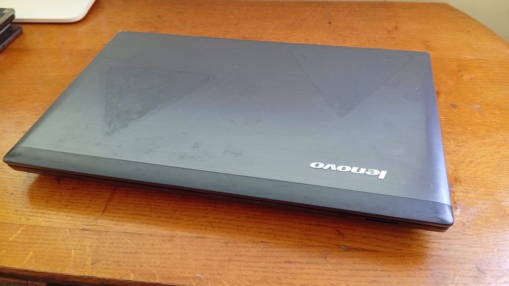 Lenovo V580c ноутбук SSD / нова батарея / 4GB