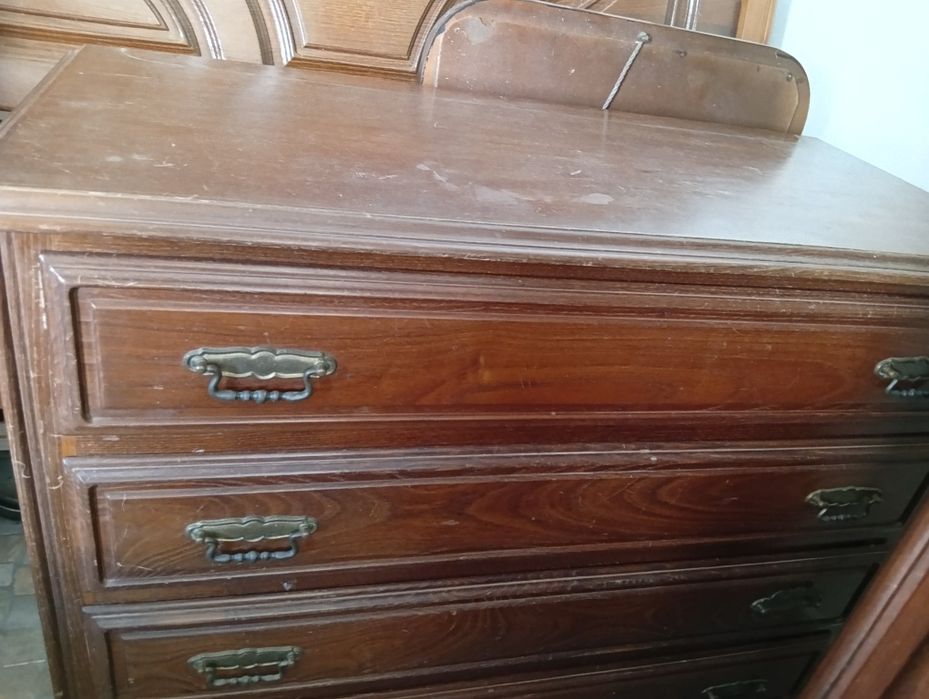 Cama de casal com colchã, mesinhas de cabeceira e cómoda