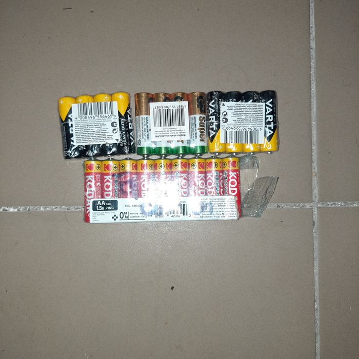 Павербанк, ліхтарик,батарейки