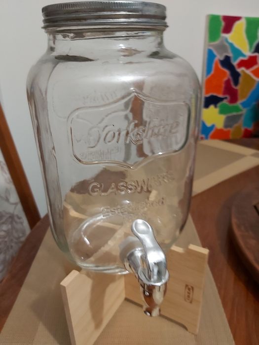 Dispensador de bevidas de vidro com suporte de madeira