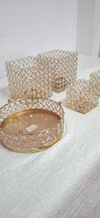 Vaso de metal dourado com cristal