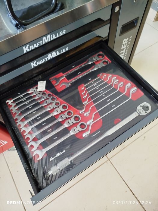 Carrinho ferramentas 7 gavetas cheias e armário marca Kraftmuller