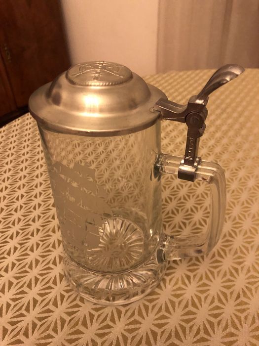 Szklany kufel do piwa.