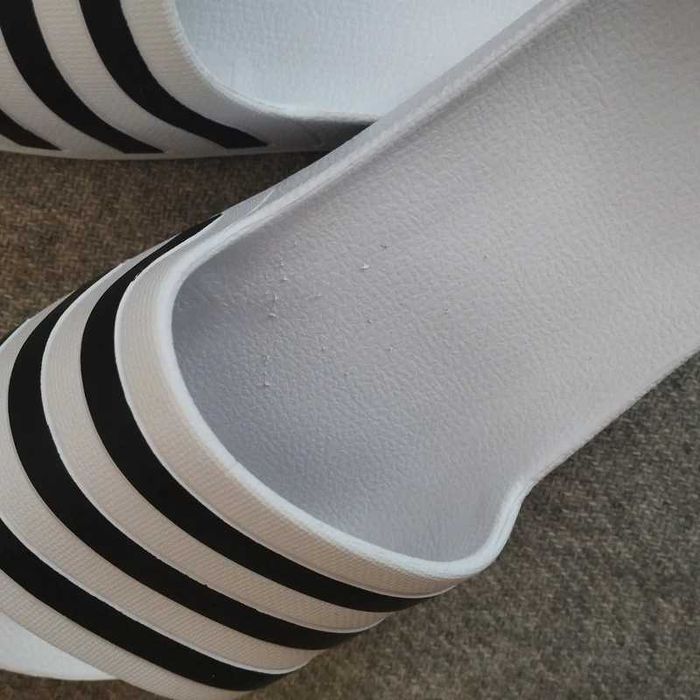 Białe klapki Adidas basenowe na plaże pod prysznic piankowe gumowe