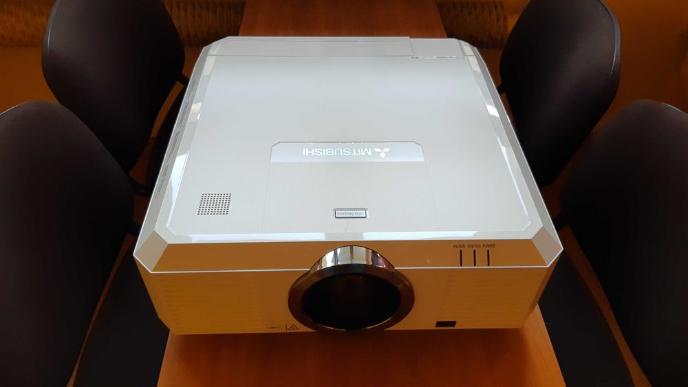 Projektor Mitsubishi UL7400U