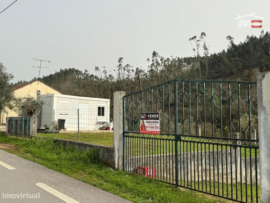 Terreno com 2778,90 m2 todo murado para construção com uma ruina em...