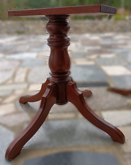 Pés de mesas de sala muito antigos