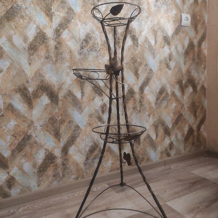 Металева, кована підставка під квіти, вазони