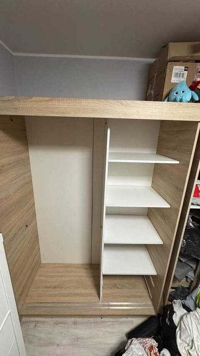Duża szafa przesuwna z lustrem – pojemna, solidna