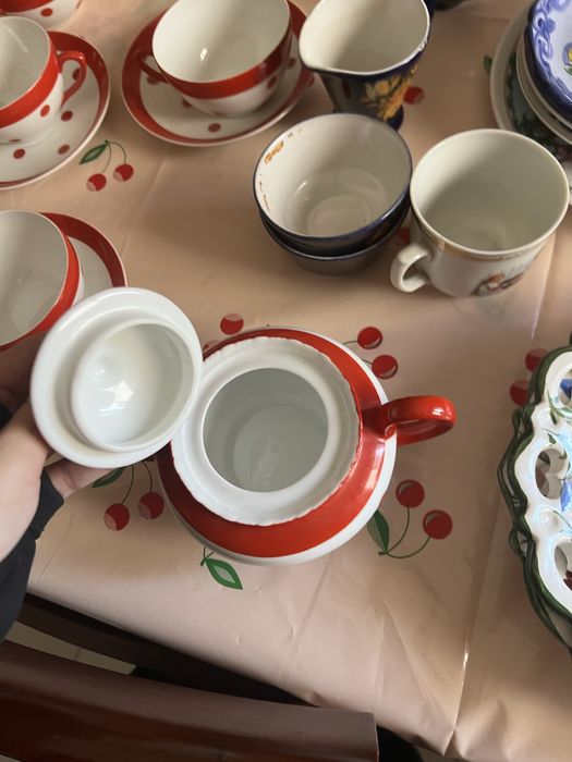 Vista Alegre | Serviço de Café  | Padrão Vermelho com Bolinhas