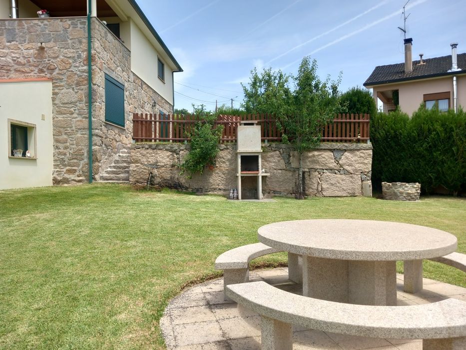 Moradia T3 em pedra, mobilada, com garagem e zona de lazer