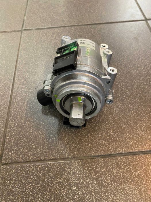 Silnik kolumna aktywnego układu kierowniczego AUDI A8D5 A6C8  8W0927