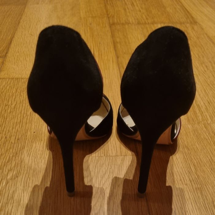 Sapatos salto alto pretos, bordeau beje