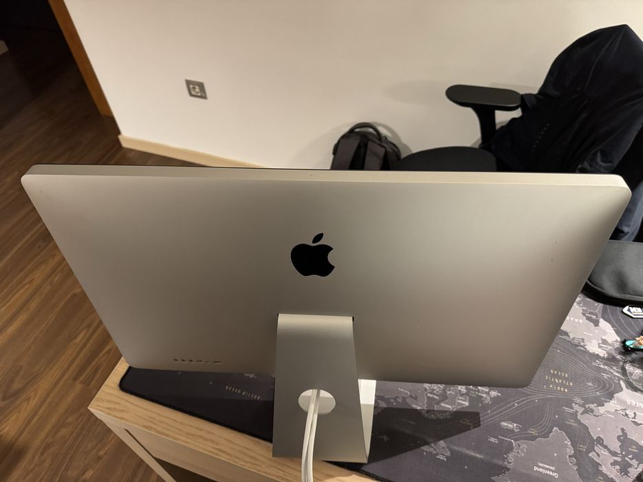 Apple Thunderbolt Display Monitor + Cables/Adapters64585051784961121