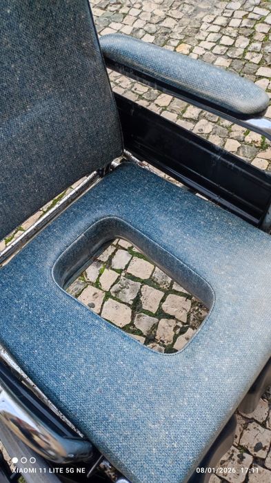 Cadeira de rodas multifunções 80eur.