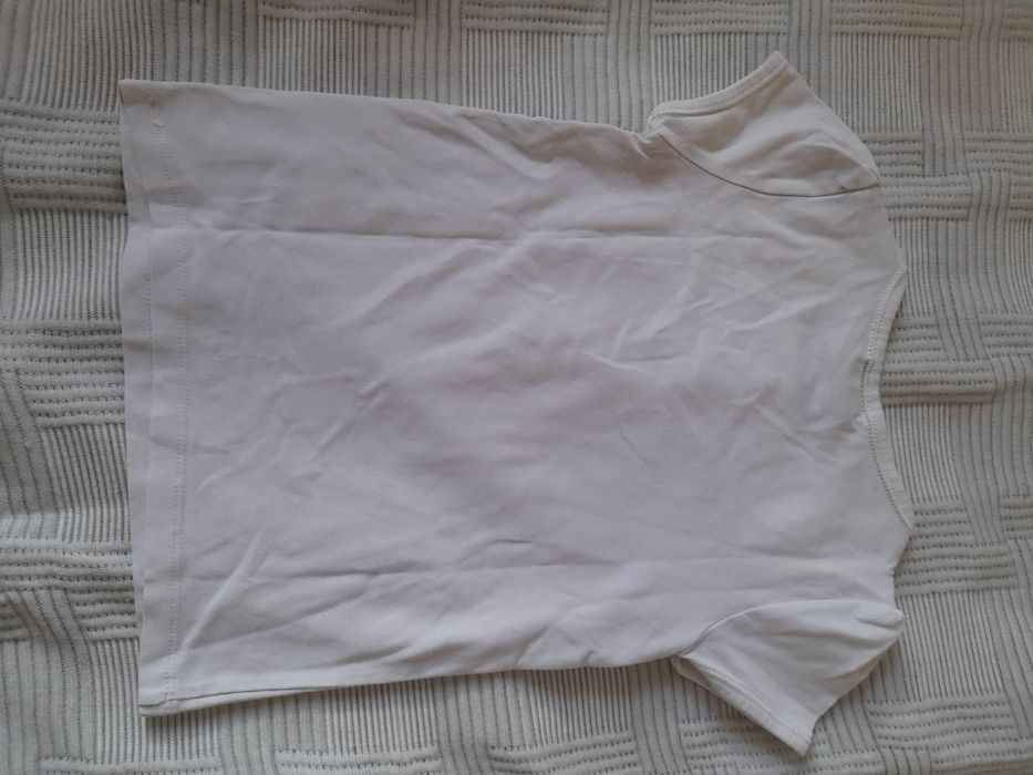 T-shirt branca com estampa pontilhada rosa da hello kitty