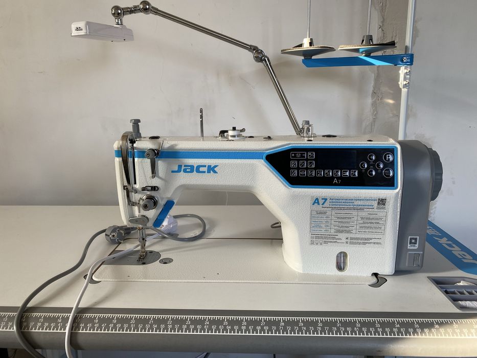 Продам швейну машину Jack A7-D