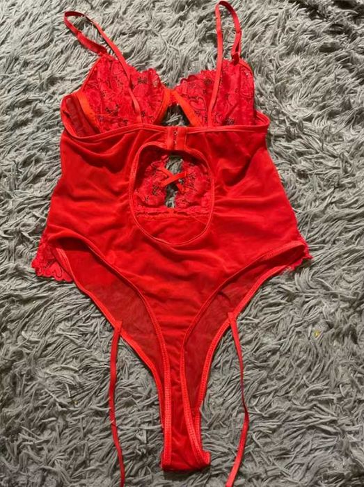 Koronkowe body akcentujące talię