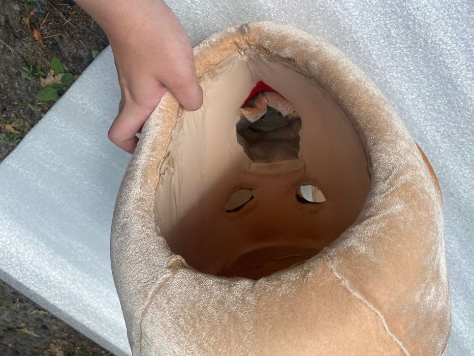 Маска свині з тканини.