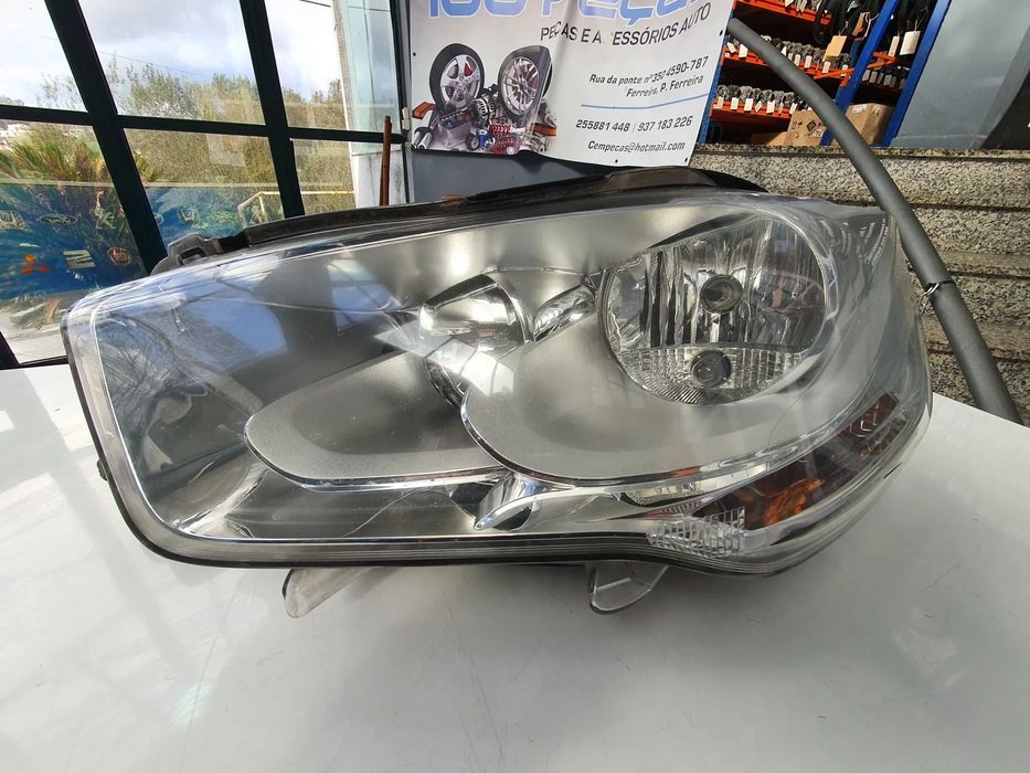 Farol Esquerdo Citroën C-Elysee / 9675140080 / 2 apoios partidos