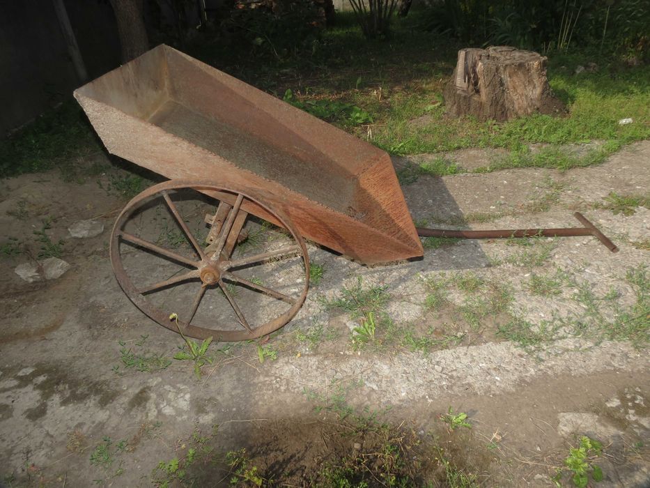 Саморобний, міцний вантажний візок.