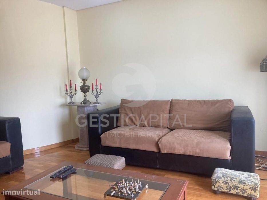 Apartamento T3 com Suite, 2 Varandas e Garagem para 2 Carros  em linha
