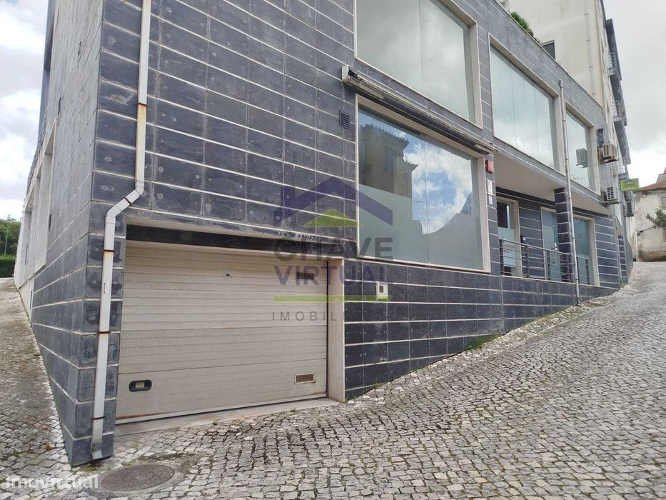 Estabelecimento Comercial com Garagem - Centro Bombarral